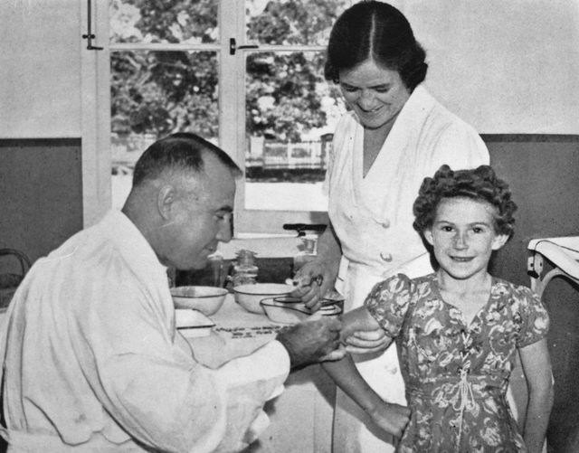 We love this photo of a brave little girl getting her diphtheria vaccine in 1940…